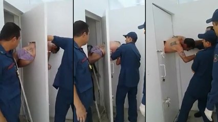 Ce détenu s'est coincé dans le trou de la porte de sa cellule