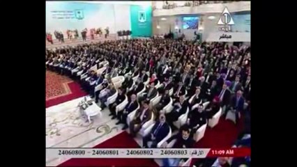 بالفيديو.. الرئيس يطلب من مشاركة فى مؤتمر الشباب بالجلوس: "مايصحش كده"