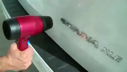 Comment utiliser l’air comprimé pour enlever le logo d’une voiture