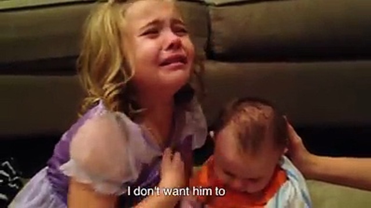 La crise de larmes de Sadie qui ne veut pas que son petit frère grandisse