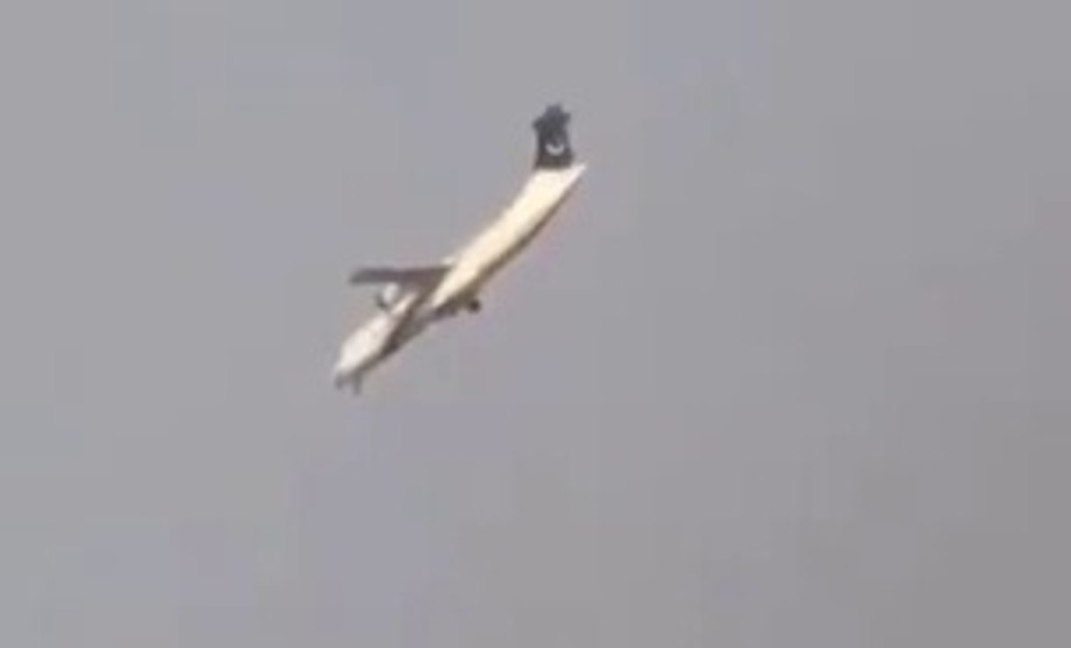 Crashing Video of PIA Plane PK 661 in Chitral in Which Junaid Jamshed Died new video watch-online