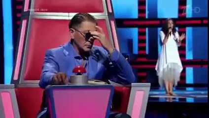 Incroyable : Cette russe chante une chanson de Youssou Ndour lors de son audition à The Voice…Regardez.