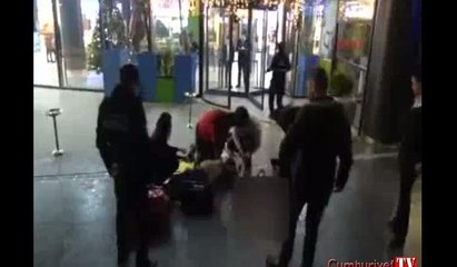 AVM'de şoke eden görüntü: Kahvelerini yudumlayarak ölümünü izlediler