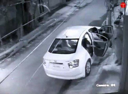 لاھور میں فیملی کو لوٹنے والے ڈاکووں کی سی سی ٹی وی فوٹیج پہلی بار انٹرنٹ پہ