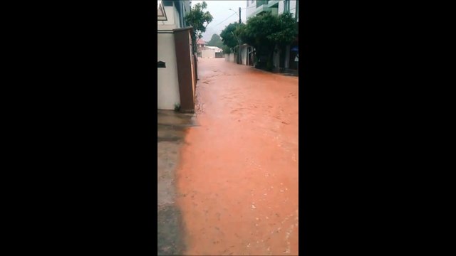 Chuva forte alaga ruas em Venda Nova do Imigrante