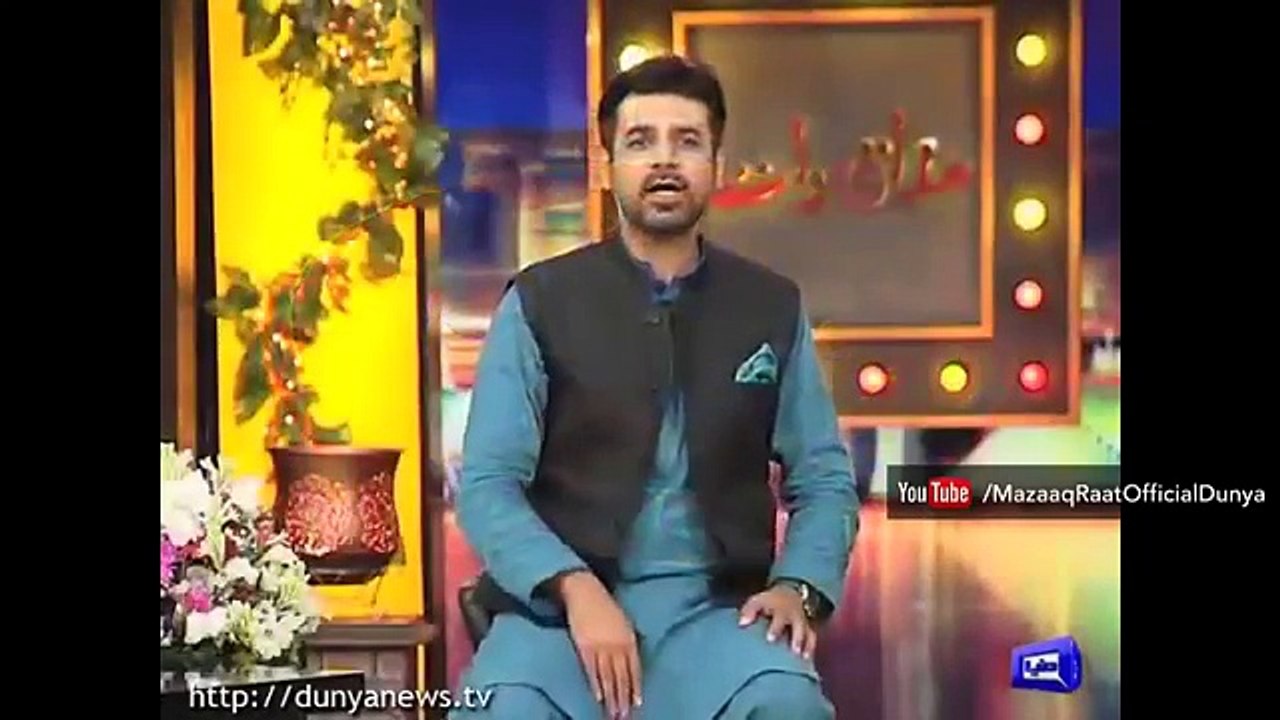 Mehwish-Hayat-going-crazy-over-funny-Policeman-Afzal-in-Mazaaq-Raat