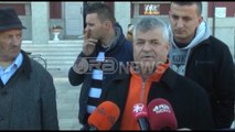 Tregtarët në protestë para Bashkisë Durrës, policia shoqëron disa prej tyre