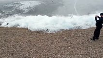 Este vídeo impressionante mostra ondas a congelar naquele preciso momento devido ao frio extremo!
