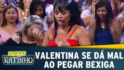 Valentina tenta pegar bexiga d`água, mas se dá mal