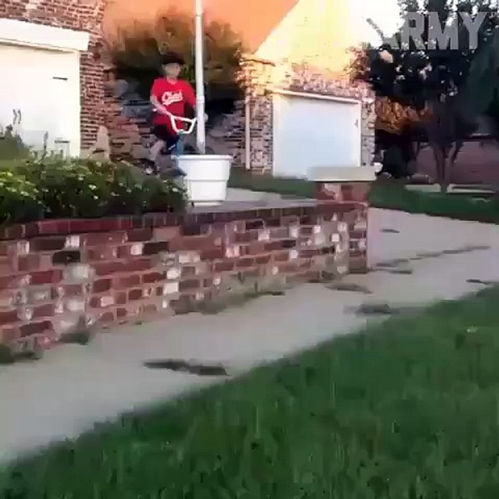 funny boy cycle fails