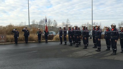 Après son geste héroïque, le petit garçon reçoit un diplôme des pompiers