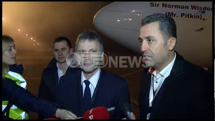 Ora News –Lideri i Iron Maiden mbërrin në Rinas për të promovuar Shqipërinë turistike