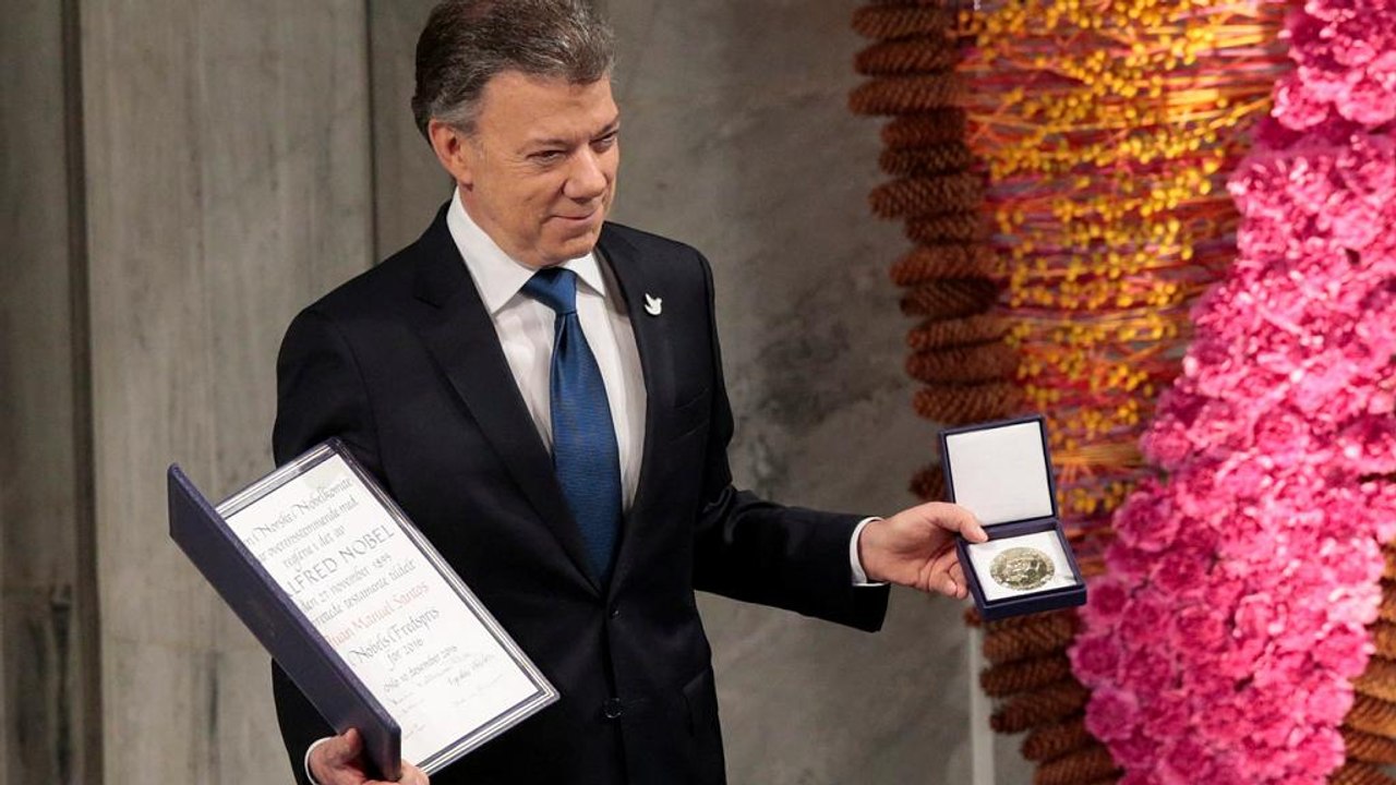 Президенту Колумбии вручена Нобелевская премия...