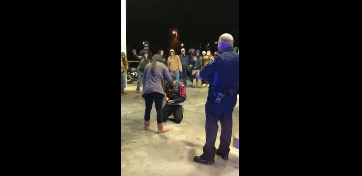 Quand des policiers participent à une proposition en mariage