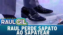Raul Gil joga o sapato na plateia depois de sapatear