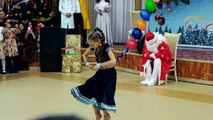 Little Russian Girl dancing on Indian song ! Aaja Nachle