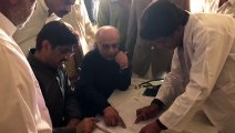 Sindh CM SYED MURAD ALI SHAH inspects patients register at MITHI Hospital (7 Dec 2016)