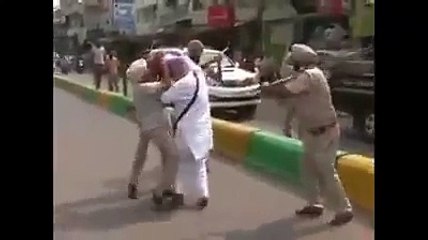 ਪੰਜਾਬ ਪੁਸਲ ਦੀ ਗੁੱਡਾਗਰਦੀ ਸ਼ਰੇਅਾਮ ਚੌਕ ਵਿਚ ਕੀਤੀ ਸਿਆਣੇ ਬਜੁਰਗ ਦੀ ਕੁੱਟਮਾਰ ਅਤੇ ਪੱਗ ਲਾਹੀ (1)