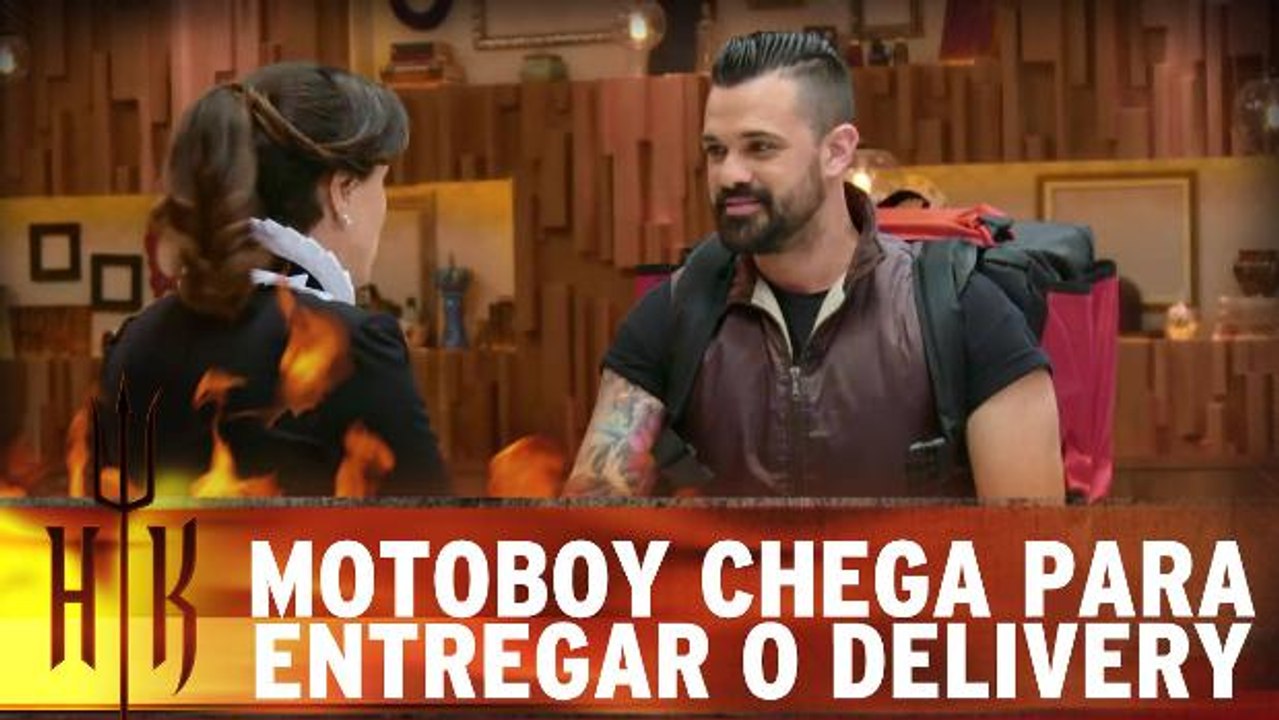 Motoboy chega para receber os pedidos no delivery