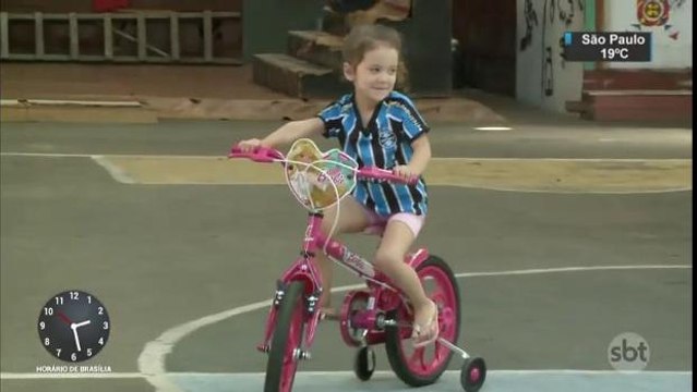 Voluntários consertam bicicletas antigas para presentear crianças no Natal