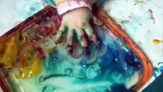 Un bébé de 10 mois apprend à faire de la peinture à doigts