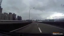 ORIGINAL Dashcam footage captures Taiwan plane crash Taipei (1)