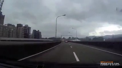ORIGINAL Dashcam footage captures Taiwan plane crash Taipei (1)