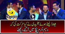 The Funny Moment When Shahid Afridi Took the Award With Shoaib Malik