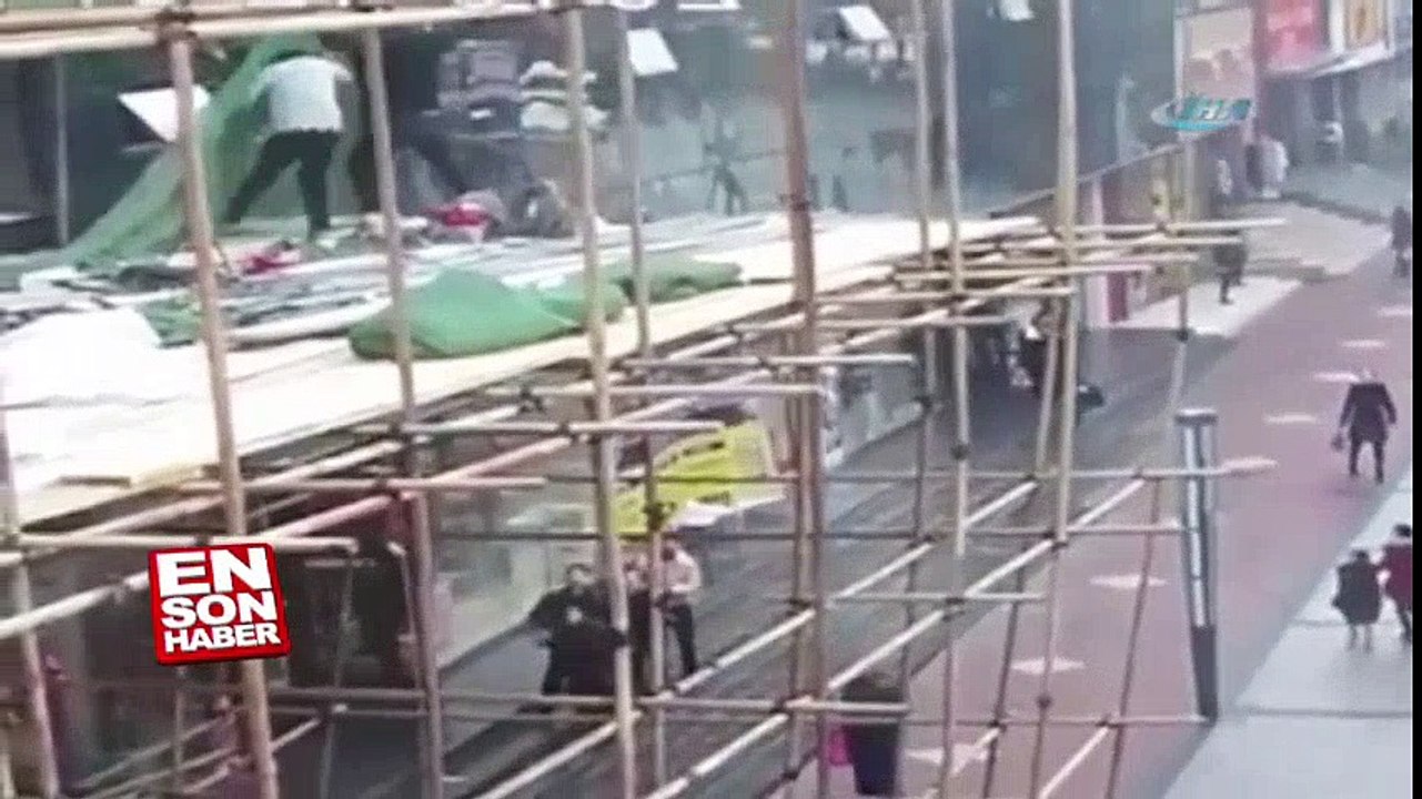 Çin'de işçileri taşıyan iskele çöktü | En Son Haber