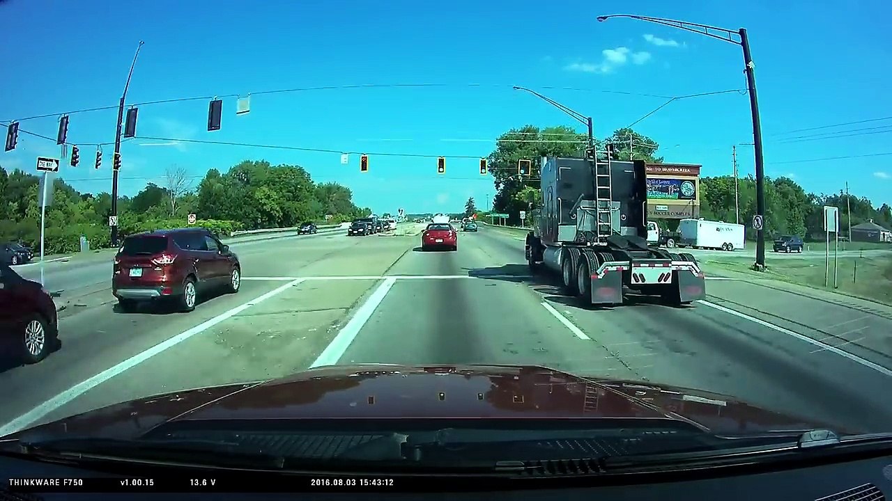 Road Rage Lady tries to cause accident - Caught on Dashcam