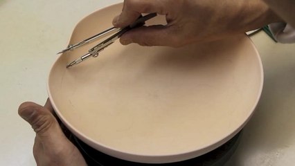 Он взял глиняную миску и циркуль. Спустя 3 минуты я не поверил своим глазам!