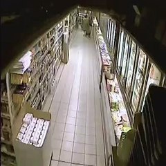 Elle fait caca dans le rayon d’un magasin !