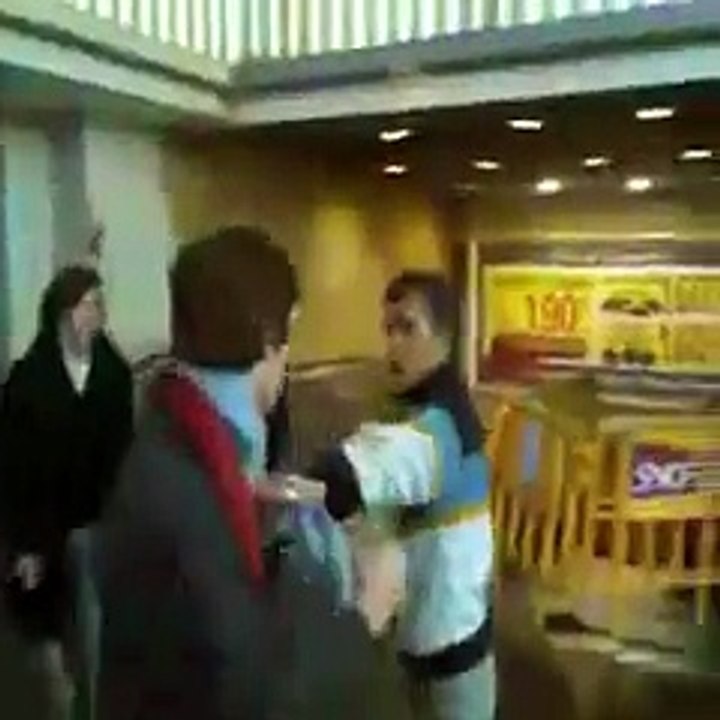 Une racaille se fait défoncer par un petit bourge dans le métro
