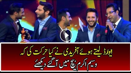 The Funny Moment When Shahid Afridi Took the Award With Shoaib Malik