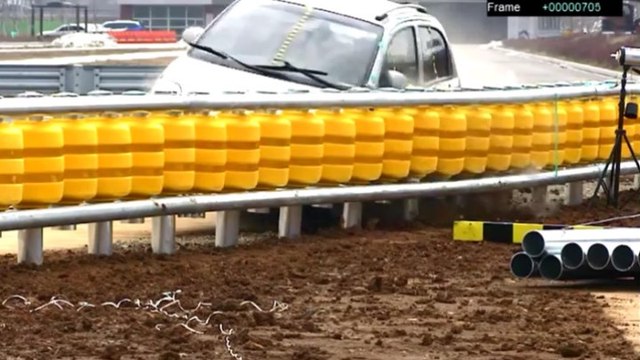 Кажется, что это обычное дорожное ограждение. Но, увидев его в действии, ты будешь шокирован!