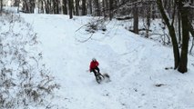 Une fille sur un VTT dans la neige.. Fail
