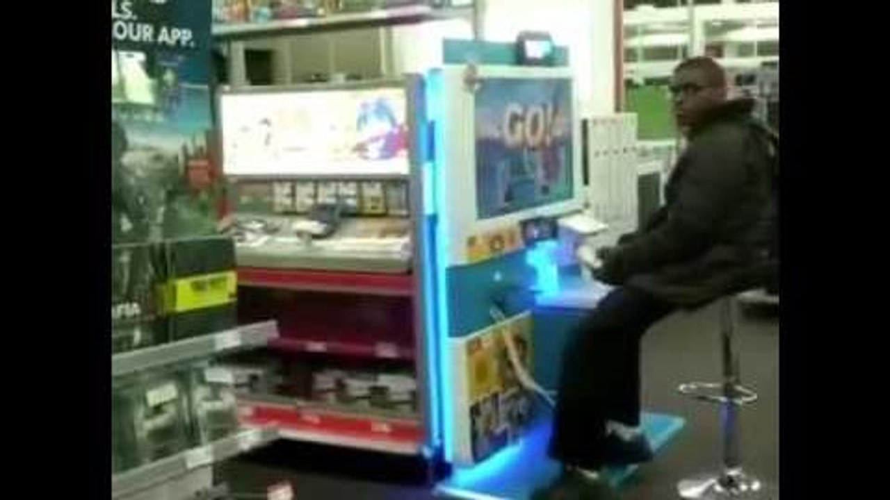Des employés d'un Best Buy achètent une Wii U à un enfant