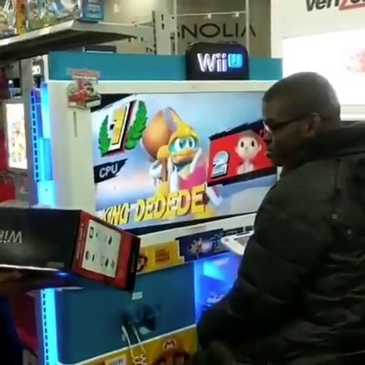 Des employés d'un magasin offrent une Wii à un gosse pauvre