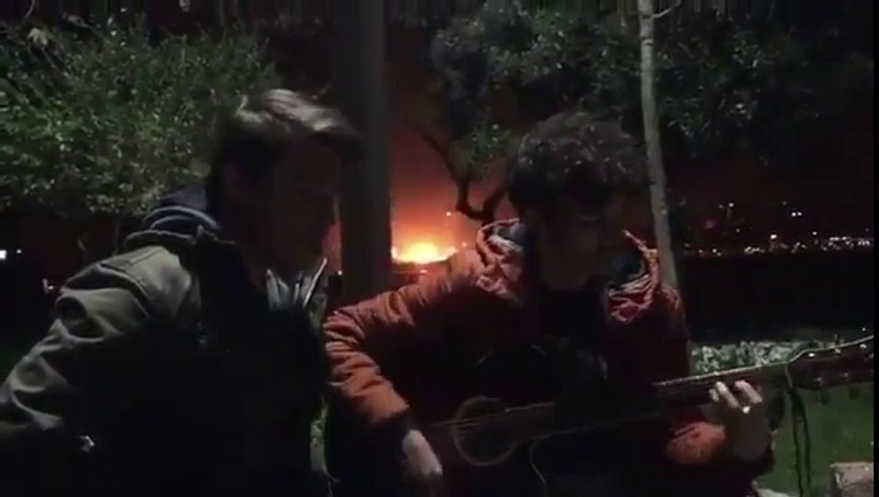 Explosion d'Istanbul filmée derrière des musiciens dans un parc de nuit