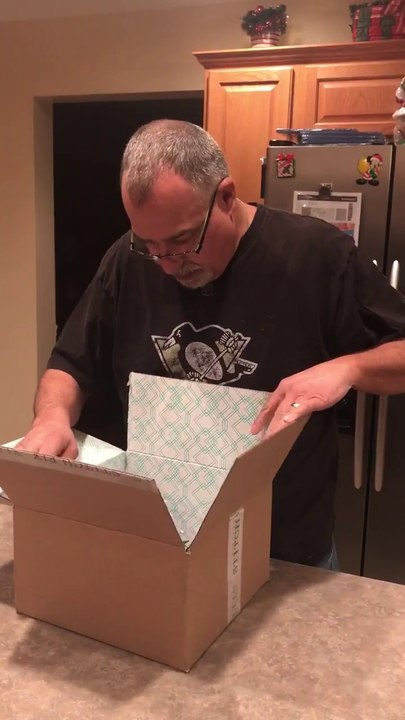 Ce père pleure de joie en recevant une surprise !