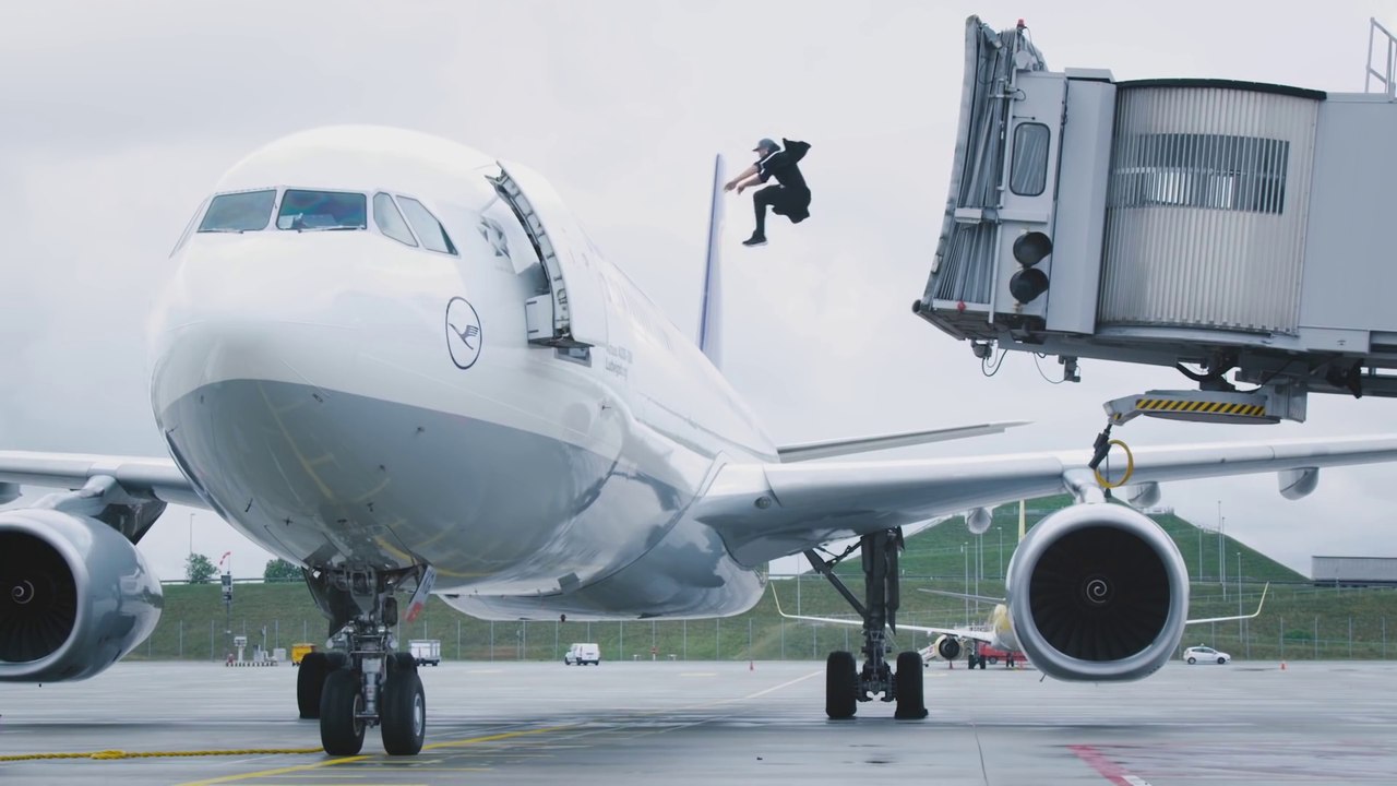 Il saute dans son avion pour ne pas le rater !!!