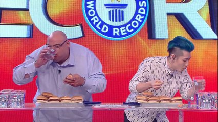 Download Video: Record du monde de hamburgers mangés en 3 minutes !