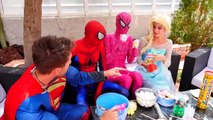 Pозовый паук Девочка теряет свой костюм Замороженные Эльза и человек паук помочь смешной супергерой