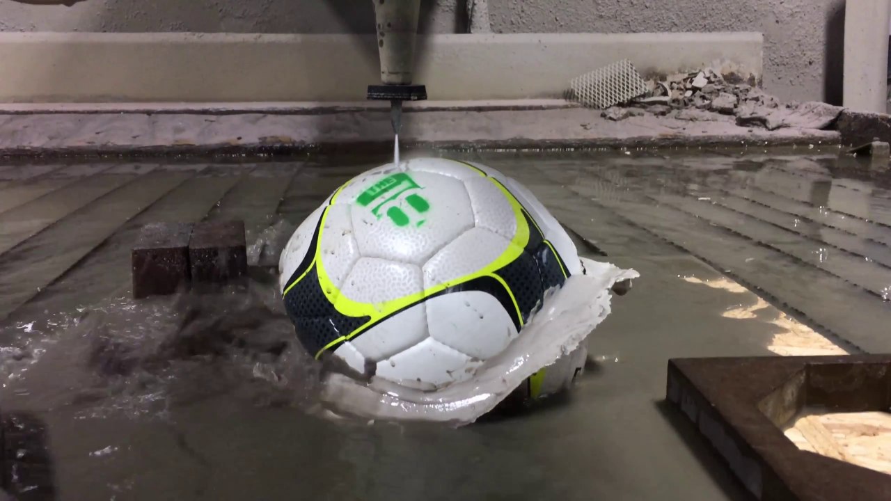 Découper des ballons de sport avec un laser d'eau ! Tennis, foot, rugby