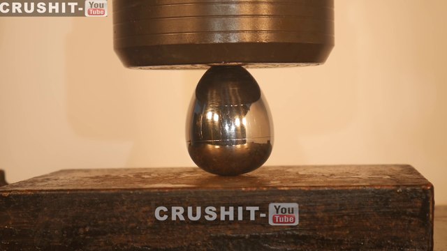Des oeufs en Titanium et Aluminium écrasés sous presse !