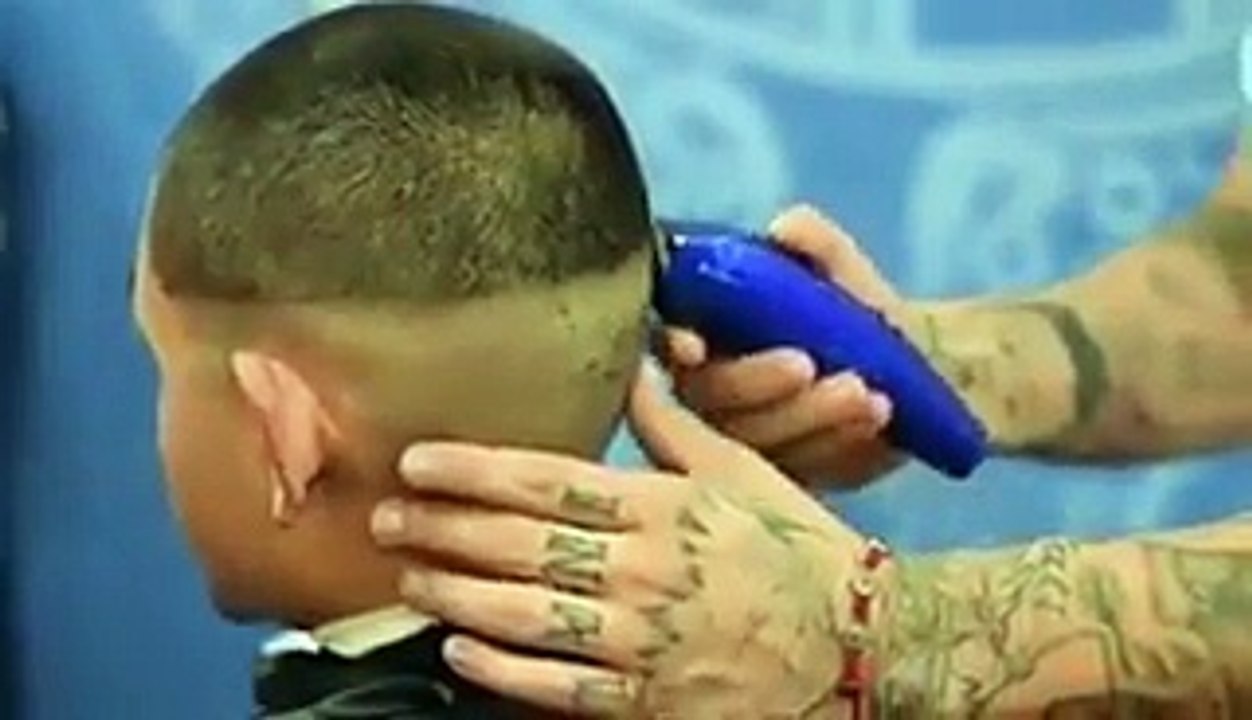 Ce coiffeur est un artiste dingue : il reproduit une peinture sur le crane d’un client