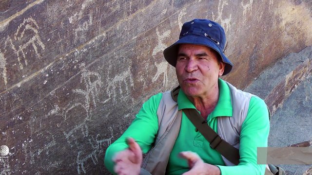 ايراني يحاول كشف اسرار النقوش الضاربة في القدم في صخور بلاده