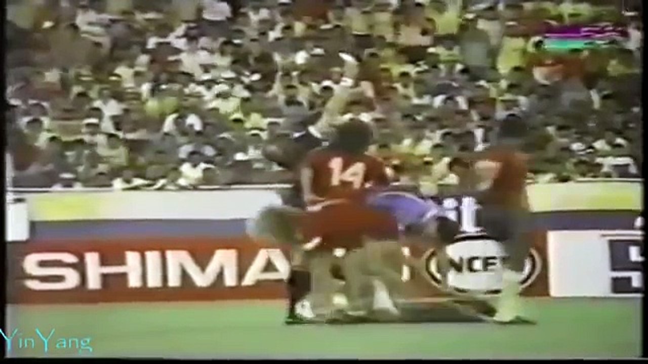 Crazy footage goalkeeper Higuita 'smarter goalkeeper in the world  لقطات الحارس المجنون'هيجيتا' أذكى حارس مرمى في العالم