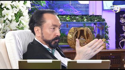 Münafık, bazı düşünce kuruluşlarına yaranmak için kendini çok bilgili gösterir.