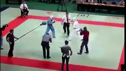 Insolite: cet arbitre s'en prend délibérément aux athlètes